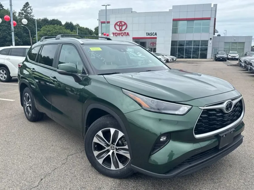 2023 Toyota Highlander XLE photo 1