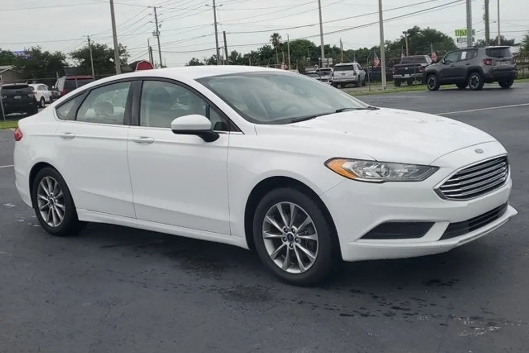 2017 Ford Fusion SE photo 1