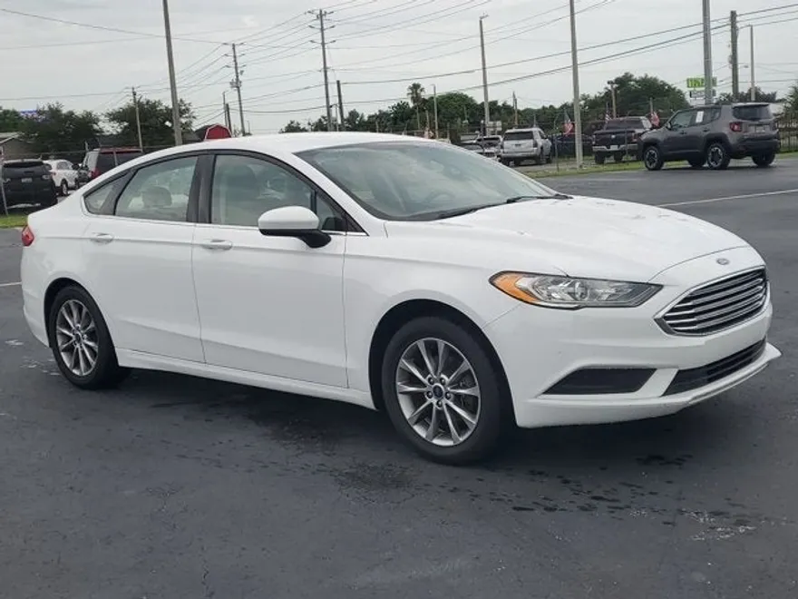 2017 Ford Fusion SE photo 1