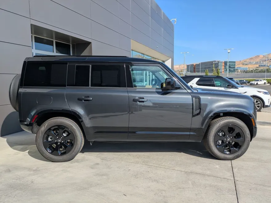 2025 Land Rover Defender 110 X-Dynamic SE photo 1