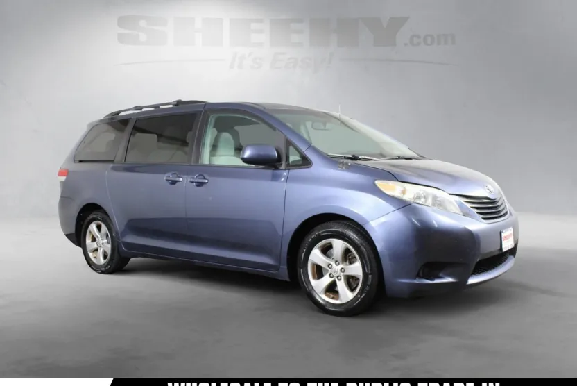2013 Toyota Sienna LE photo 1
