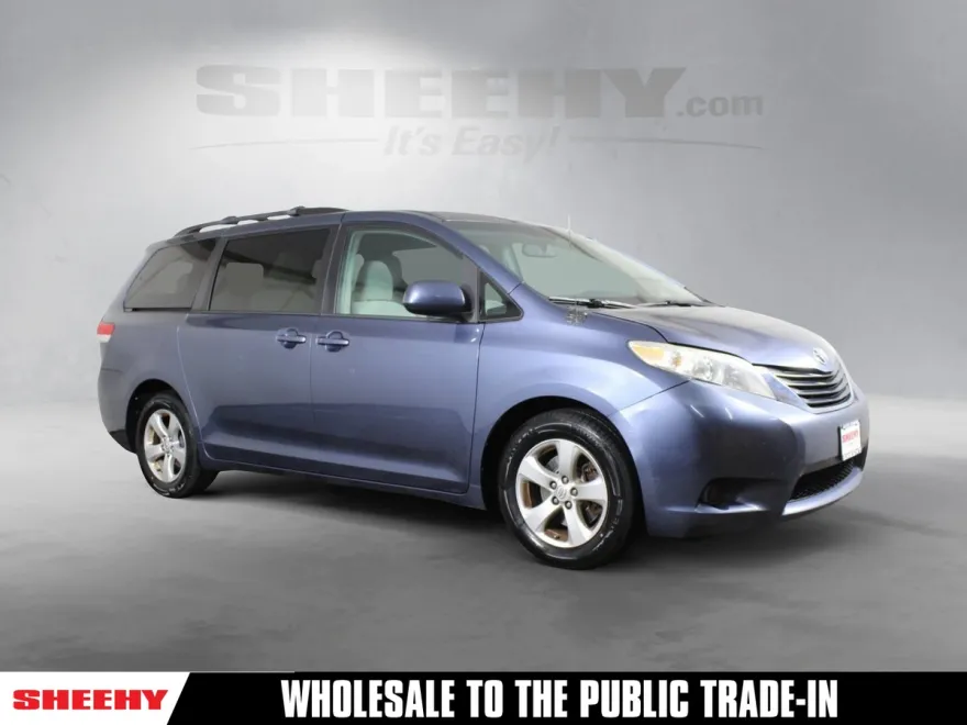 2013 Toyota Sienna LE photo 1