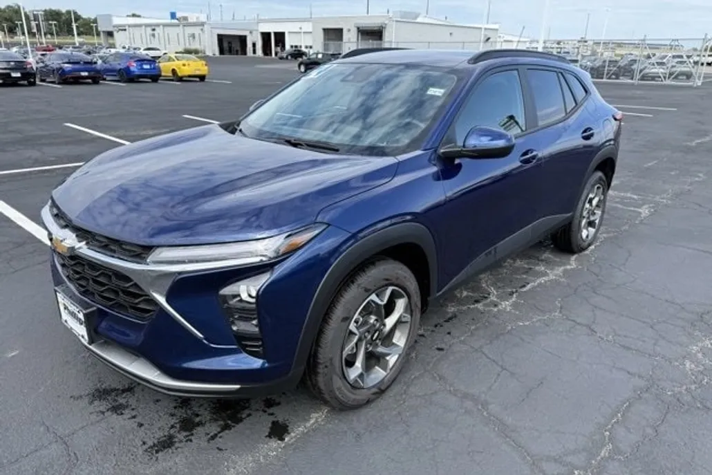 2024 Chevrolet Trax LT photo 1