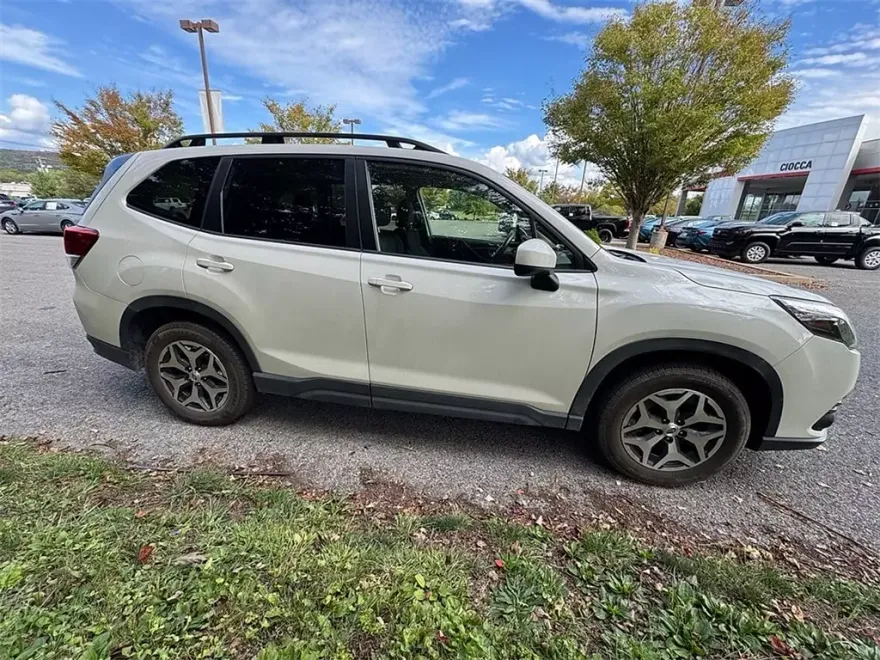 2024 Subaru Forester Premium photo 1