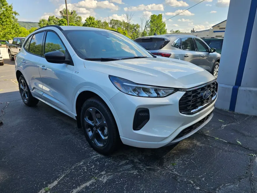 2024 Ford Escape ST-Line photo 1