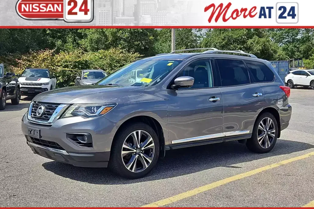 2017 Nissan Pathfinder Platinum photo 1