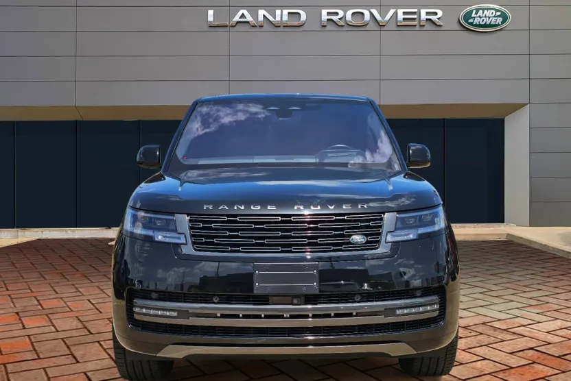2023 Land Rover Range Rover SE photo 1