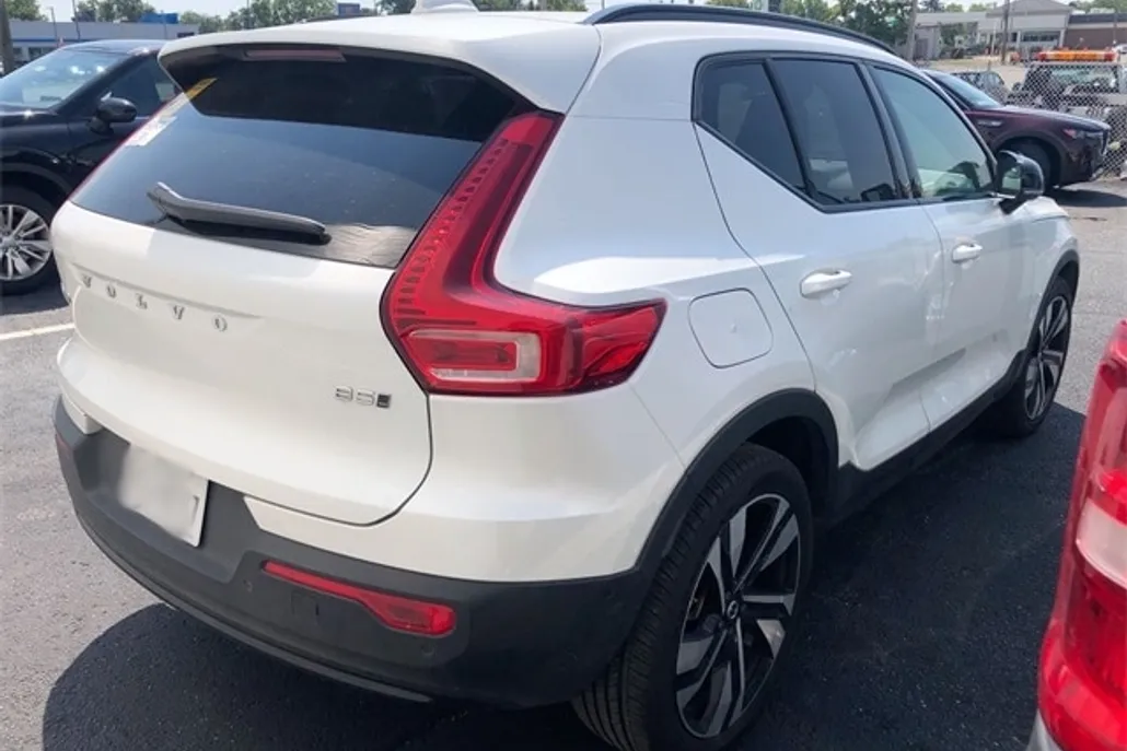 2025 Volvo XC40 Plus photo 1