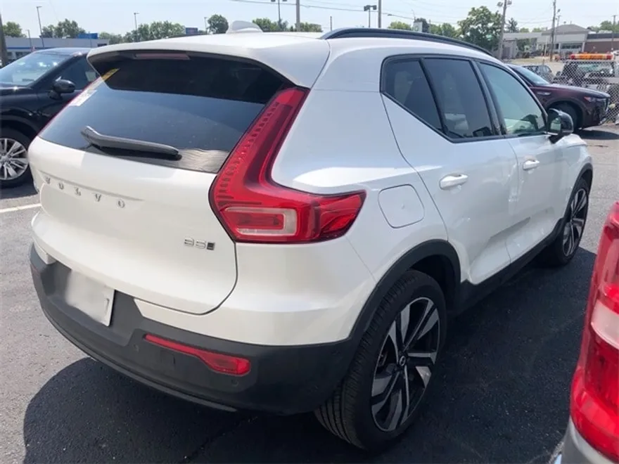 2025 Volvo XC40 Plus photo 1