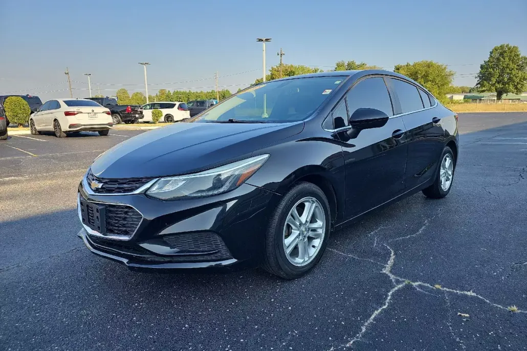 2018 Chevrolet Cruze LT photo 1
