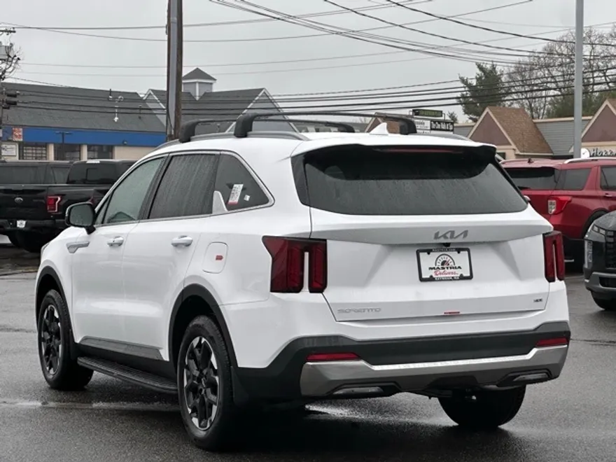 2025 Kia Sorento S photo 1