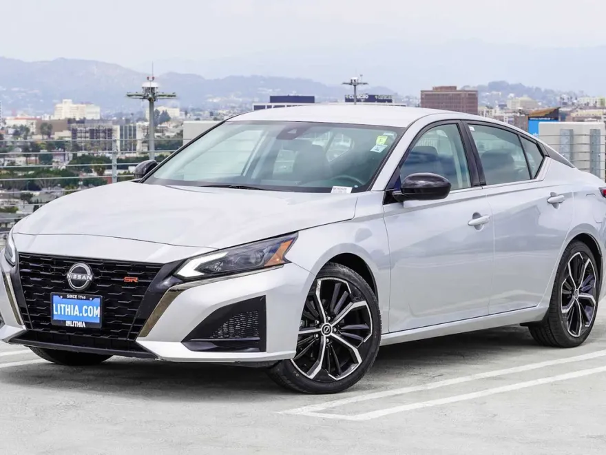 2023 Nissan Altima 2.5 SR photo 1