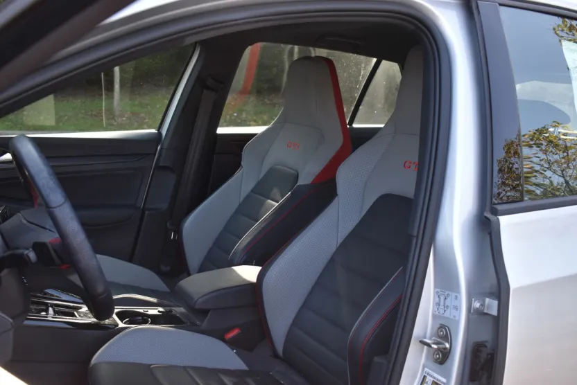 2024 Volkswagen Golf GTI SE photo 1