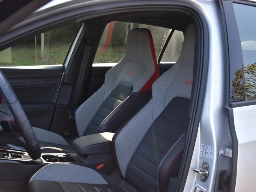 2024 Volkswagen Golf GTI SE photo 1