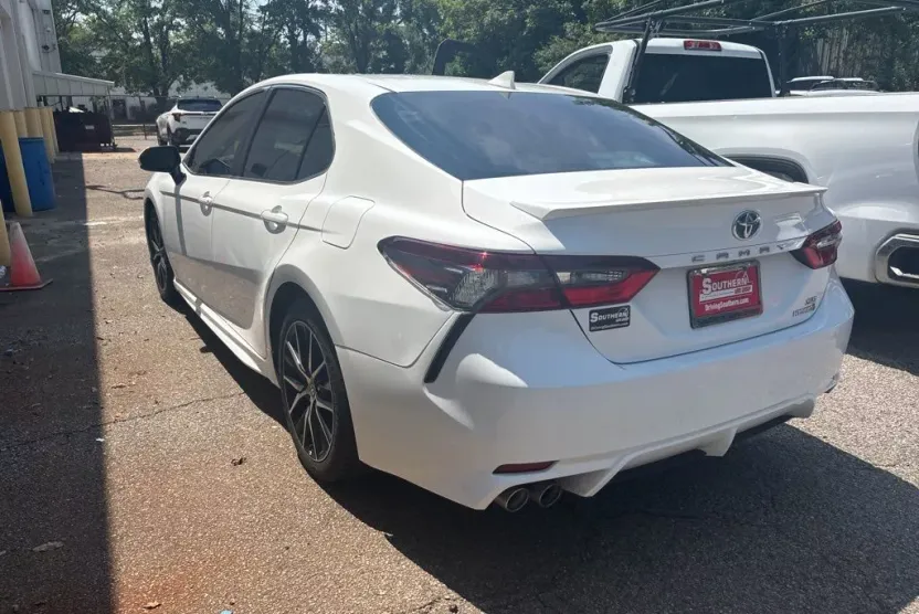 2022 Toyota Camry Hybrid SE photo 1