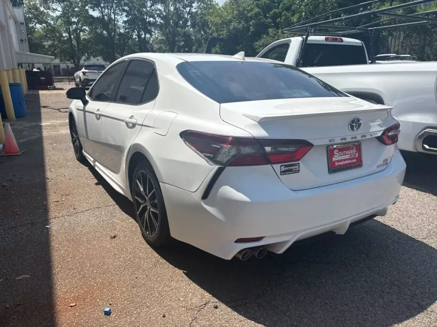 2022 Toyota Camry Hybrid SE photo 1
