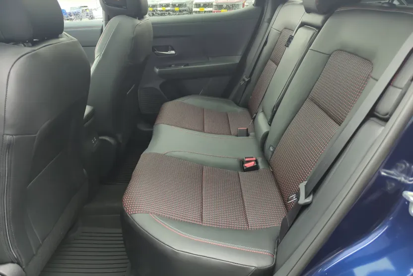 2026 Nissan Kicks SR photo 1