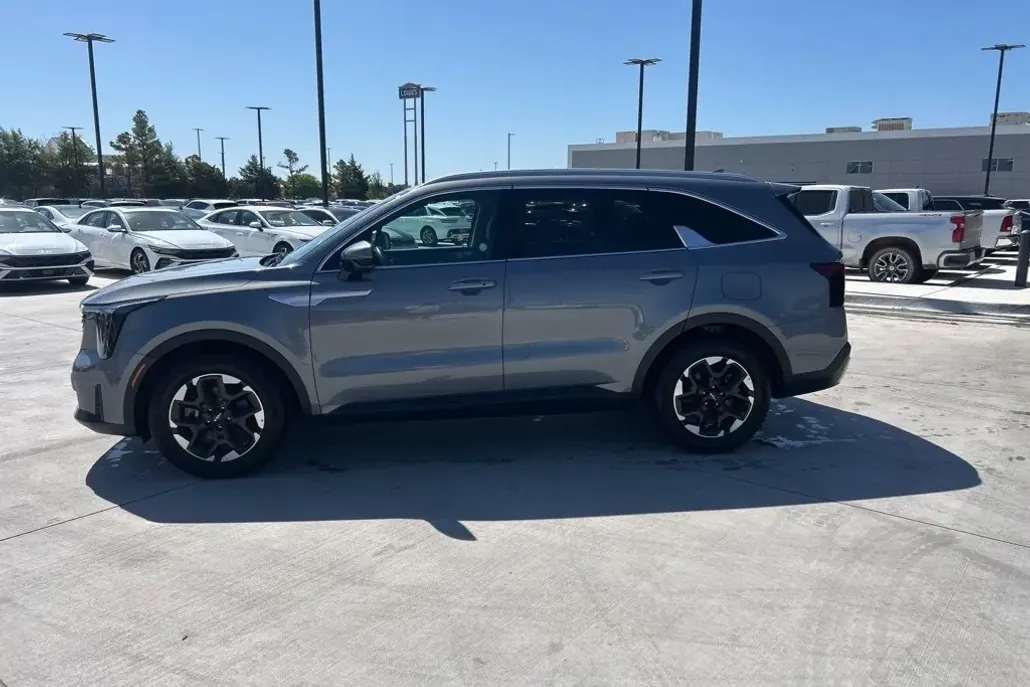 2024 Kia Sorento S photo 1