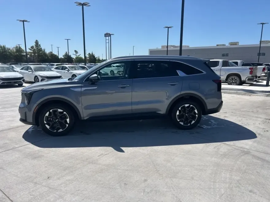 2024 Kia Sorento S photo 1