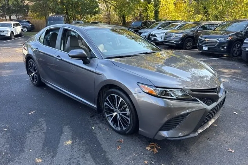 2020 Toyota Camry SE photo 1