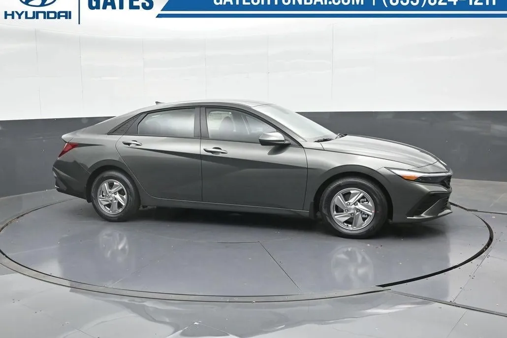 2025 Hyundai Elantra SE photo 1