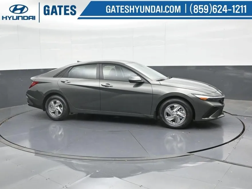 2025 Hyundai Elantra SE photo 1