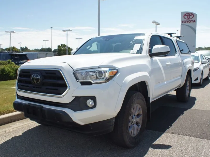 2018 Toyota RAV4 LE photo 1