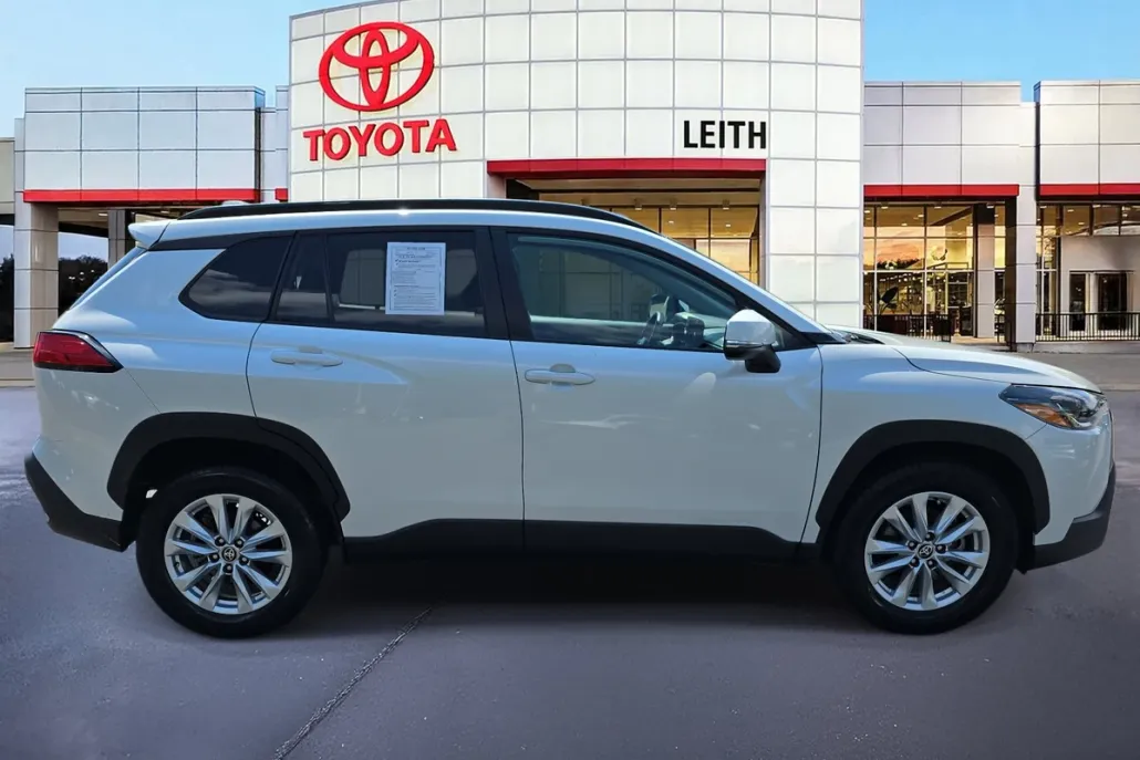 2023 Toyota Corolla Cross LE photo 1