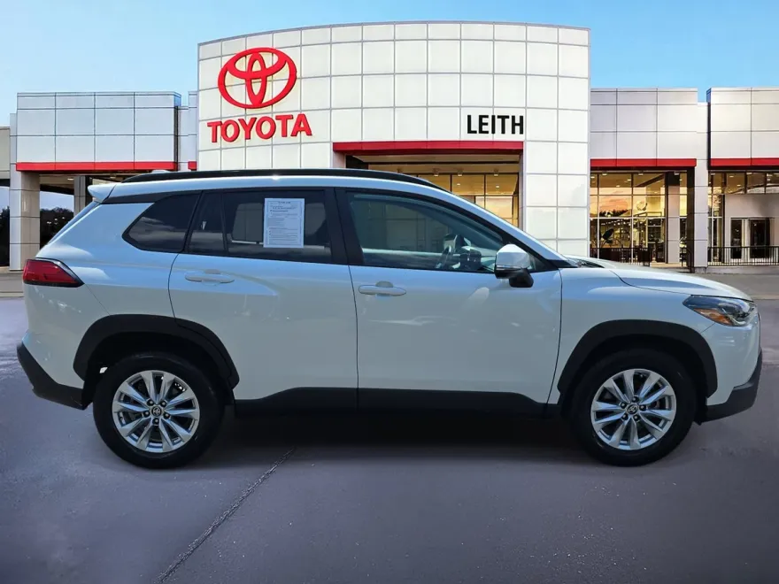 2023 Toyota Corolla Cross LE photo 1