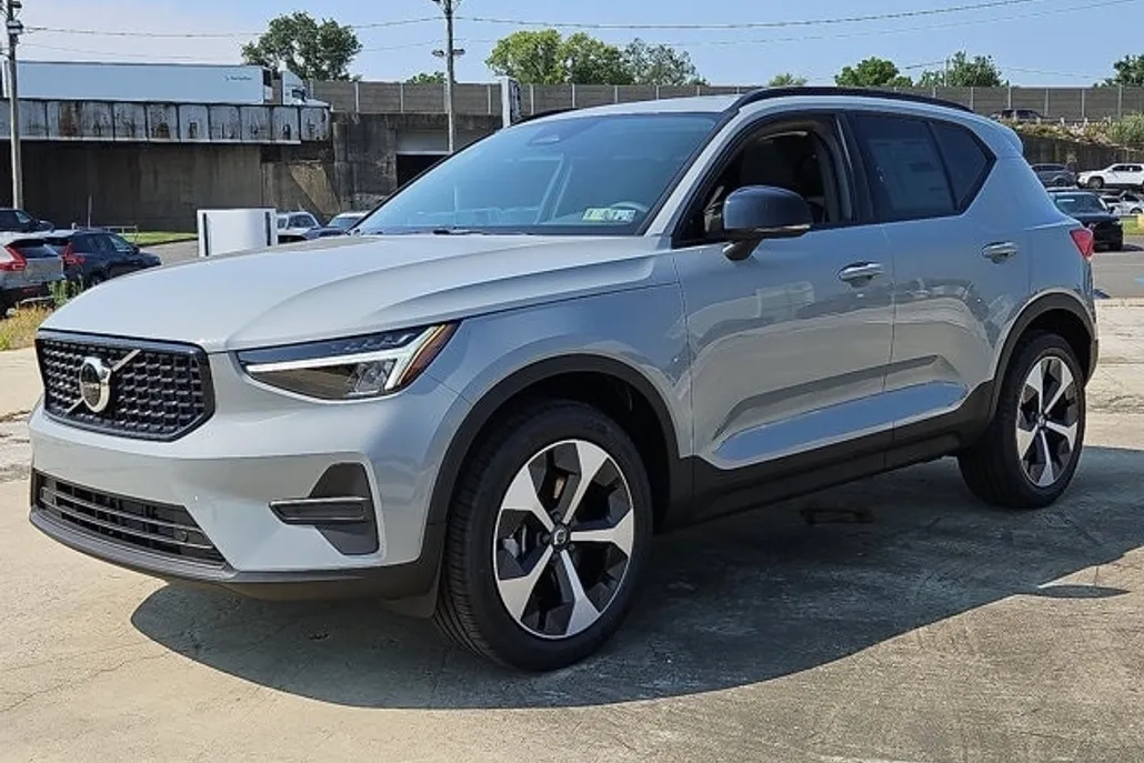 2026 Volvo XC40 Core photo 1