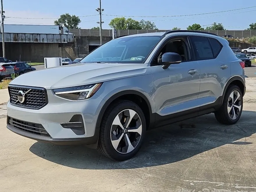 2026 Volvo XC40 Core photo 1