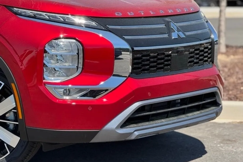 2025 Mitsubishi Outlander SE photo 1