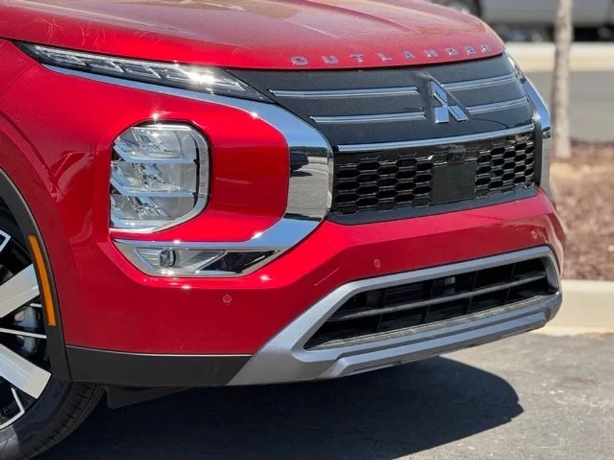 2025 Mitsubishi Outlander SE photo 1