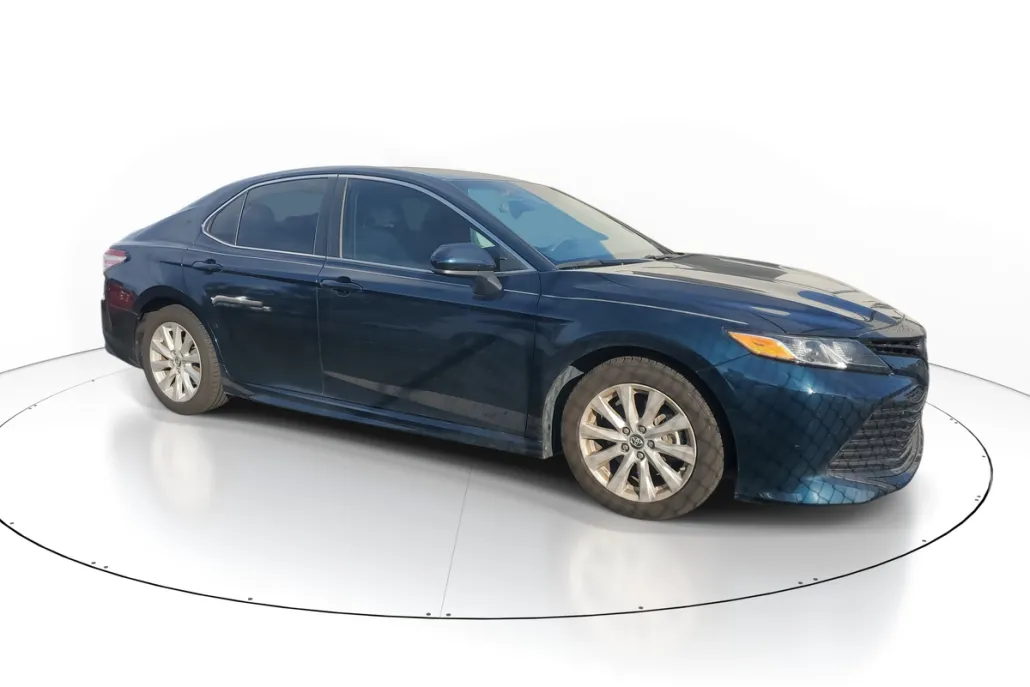 2018 Toyota Camry LE photo 1
