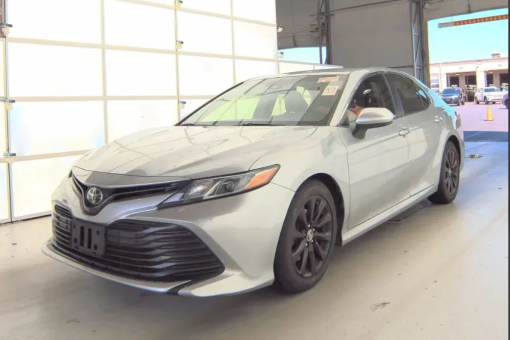 2018 Toyota Camry LE photo 1