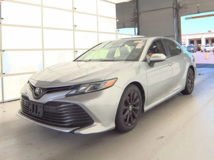 2018 Toyota Camry LE photo 1
