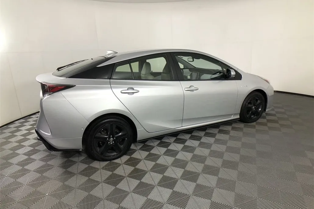 2018 Toyota Prius Four Touring photo 1