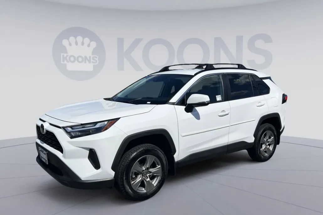 2023 Toyota RAV4 XLE photo 1