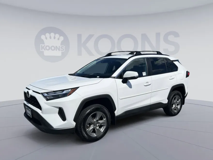 2023 Toyota RAV4 XLE photo 1