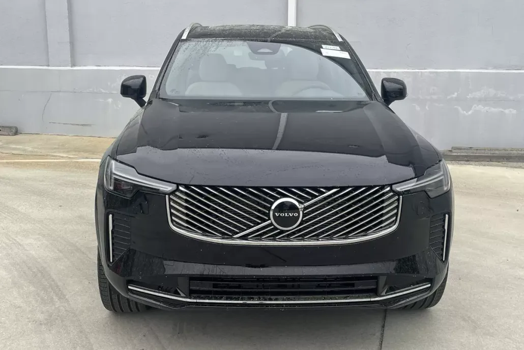 2025 Volvo XC90 Core photo 1