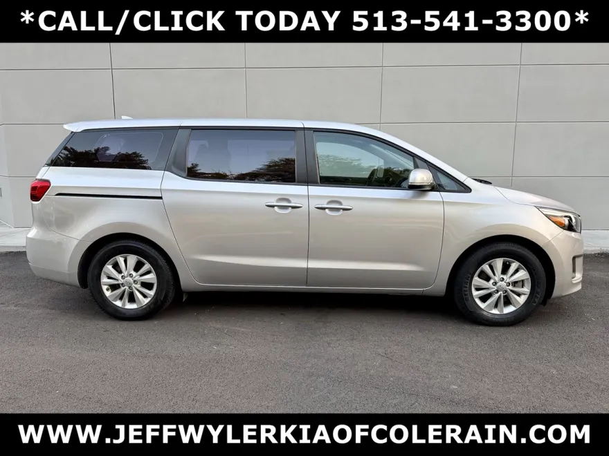 2016 Kia Sedona L photo 1