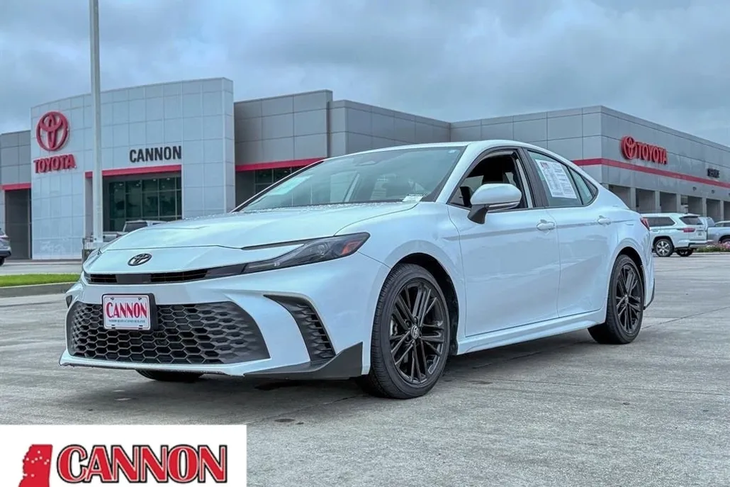 2025 Toyota Camry SE photo 1