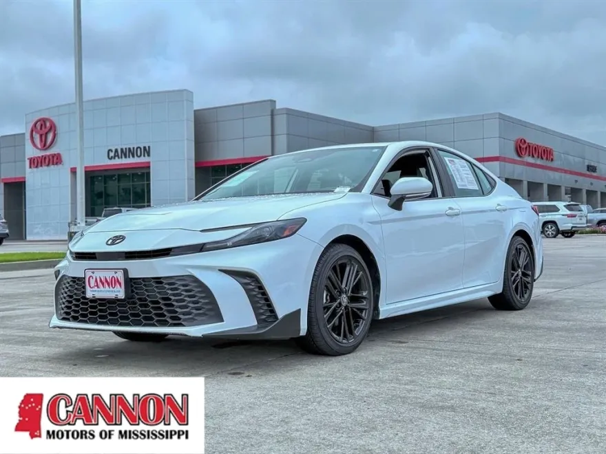 2025 Toyota Camry SE photo 1
