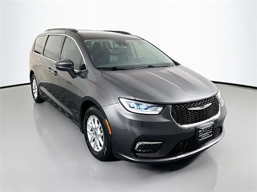 2022 Chrysler Pacifica Touring L photo 1