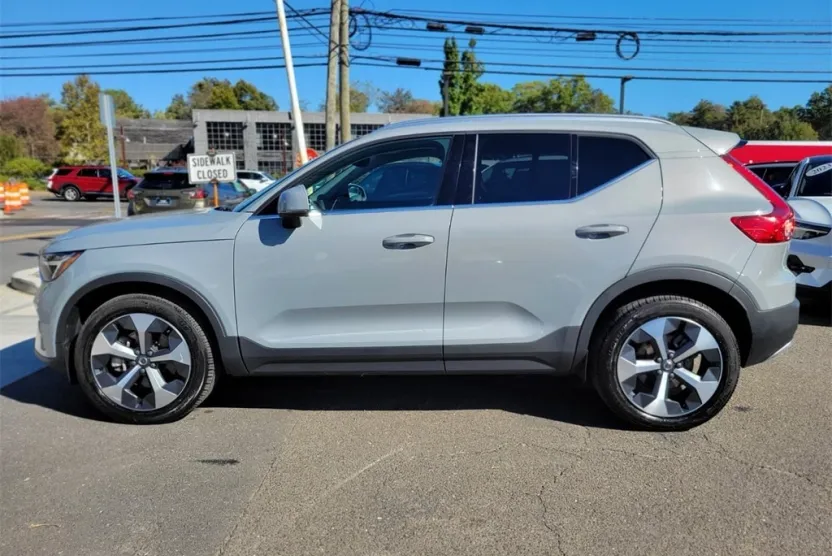 2024 Volvo XC40 Core photo 1