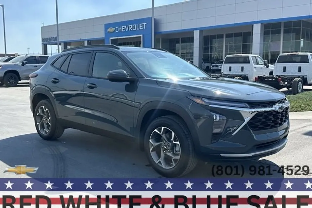 2025 Chevrolet Trax LT photo 1