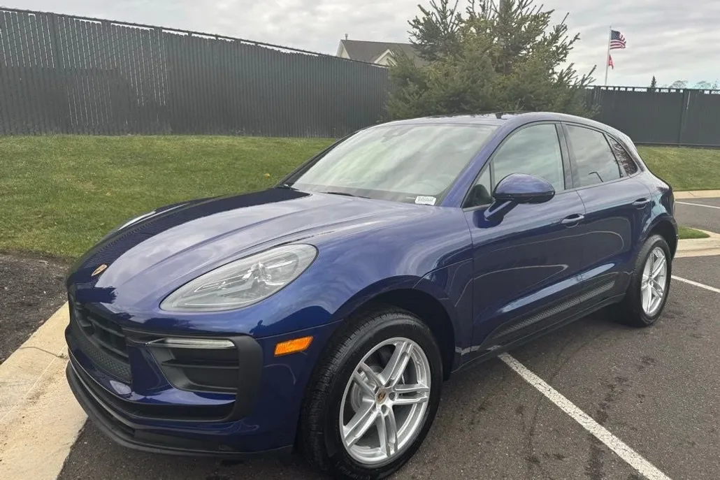 2024 Porsche Macan Base photo 1