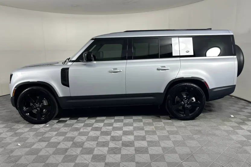 2024 Land Rover Defender S photo 1