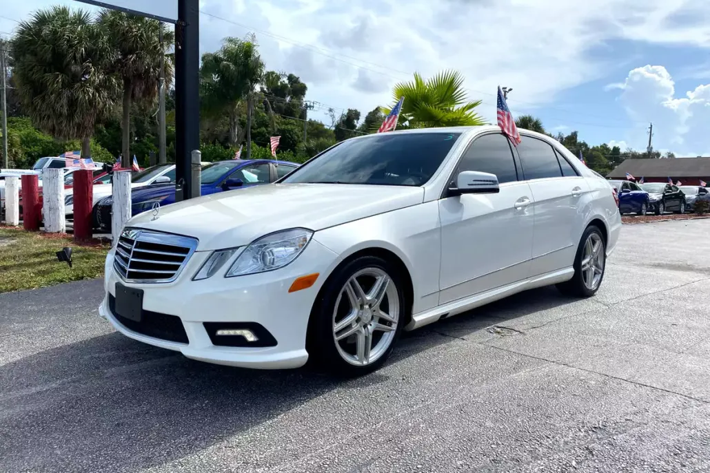 2011 Mercedes Benz E Sedan 4MATIC photo 1