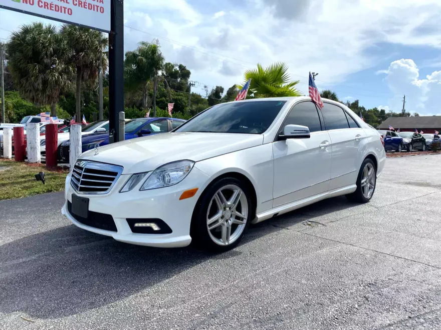 2011 Mercedes Benz E Sedan 4MATIC photo 1